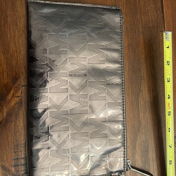 Michael kors wristlet gray metallic - Picture 3 of 5